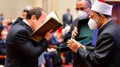 بدء الأحتفال بليلة القدر.. ووزير الأوقاف يهدي الرئيس السيسي هدية