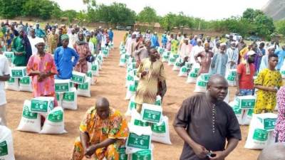 مركز الملك سلمان للإغاثة يوزع سلال غذائية في بنجلاديش وموريتانيا وبنين وباكستان (صور)