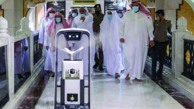 شؤون الحرمين تجند أكثر من 70  فرقة و11 روبوتاً لتعقيم المسجد الحرام 