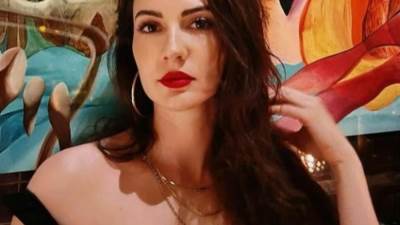 بالأسود تتألق الفنانه التركية بورجو أوزبيرك في أحدث اطلالتها 