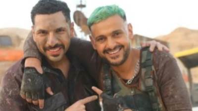 رامز جلال برفقة حسن ابو الروس في برنامج "رامز موفي ستار"