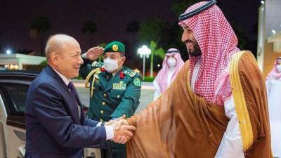 خادم الحرمين الشريفين يستقبل رئيس مجلس القيادة الرئاسي بالجمهورية اليمنية ونوابه