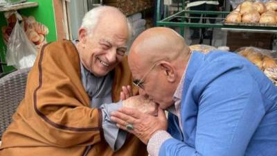 بابا رشوان توفيق: محمد لطفي يقبل يد رشوان توفيق من كواليس "انحراف"