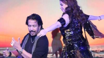 مجدي فكري و دنيا عبد العزيز داخل بروفات مسرحية "زقاق المدق"