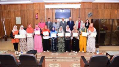 وزير التعليم العالي يستعرض تقريرًا حول إنجازات الجامعات في محو الأمية