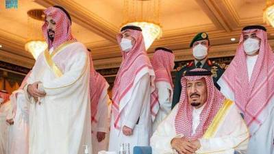 خادم الحرمين يؤدي صلاة عيد الفطر مع جموع المصلين في المسجد الحرام