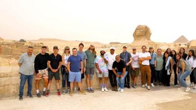 فرقة مارون فايف العالمية تزور منطقة أهرامات الجيزة