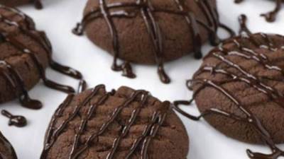 بالكاكاو والسكر.. طريقة عمل بسكويت الشوكولاتة