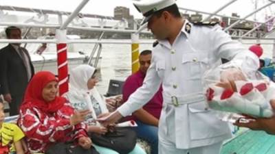 الشرطة توزع الهدايا على الأهالي والأطفال خلال احتفالات عيد الفطر  (صور) 