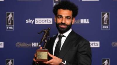 صلاح يتسلم جائزة لاعب العام من رابطة الصحافة البريطانية