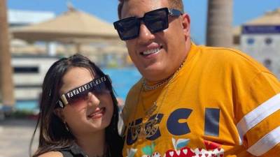 حمو بيكا يحتضن زوجته ويعلق: «حب عمري»