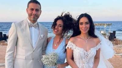 بسنت شوقي بالفستان الأبيض مع صديقاتها في حفل زفافها على محمد فراج