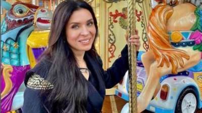 دينا ونجلها علي في فرنسا لأجرات صحية 