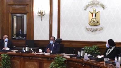 مدبولي يتابع سبل تيسير إجراءات توفير التمويل للسلع الاستراتيجية ومستلزمات الانتاج