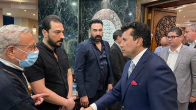 وزير الرياضة يقدم واجب العزاء فى الكابتن خالد كمال زكي 