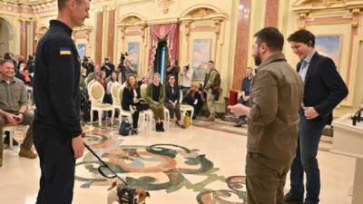 رئيس أوكرانيا يمنح كلب بوليسي وسام الشرف