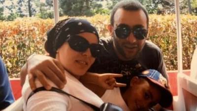 أحمد السقا يستعيد ذكرياته بصوره له مع أسرته