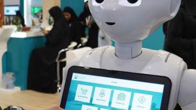 الروبوت نورة.. محاكاة تفاعلية تجذب زوار جناح جامعة الأميرة نورة بالسعودية 