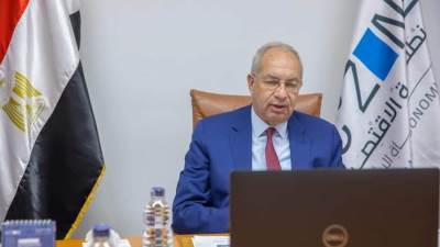 رئيس المنطقة الاقتصادية لقناة السويس يستعرض فرص الهيدروجين الأخضر في المناطق الصناعية