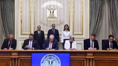 "مدبولي" يشهد توقيع مذكرة تفاهم لإنتاج 300 ألف طن أمونيا بمنطقة السخنة