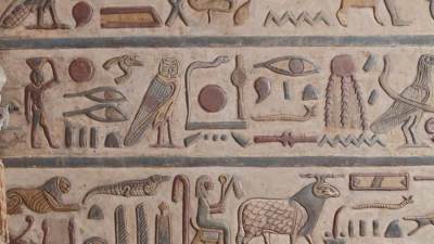 البعثة المصرية الألمانية تكشف عن النقوش والصور والألوان الموجوده بأسقف معبد إسنا