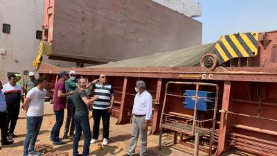 القصير: رئيس الحجر الزراعي يشرف علي فحص وتحليل وشحن أول مركب قمح هندي إلى مصر