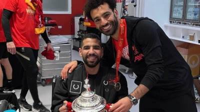 لاعبو ليفربول يحتفلون بكأس الاتحاد الإنجليزي مع" مؤمن زكريا" 