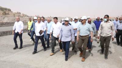 «الوزير» يتابع تنفيذ محوري بديل خزان بأسوان ومشروع تطوير طريق الصعيد الصحراوي
