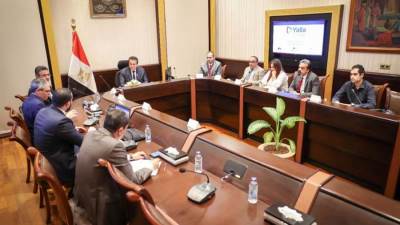 «عبد الغفار» يعقد اجتماعًا مع رئيس الهيئة القومية للبريد المصري