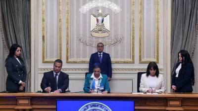 "مدبولي" يشهد توقيع تعاون لتنفيذ مشروع لتصنيع بدائل البلاستيك من الحجر الجيري