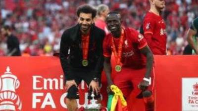 "صلاح" يشارك صور من احتفاله بكأس الاتحاد ويعلق: الثاني في الموسم