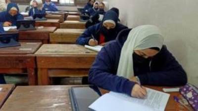 اليوم بالمدارس طلاب أولى ثانوي يؤدون امتحان اللغه الأجنبية الثانية والتاريخ