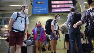 اليوم.. أوروبا تتخلي عن إلزامية ارتداء أقنعة الوجه في المطارات والرحلات الجوية