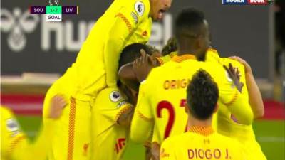 ليفربول يفوز على ساوثهامبتون ويتمسك بأمل لقب الدوري الإنجليزي