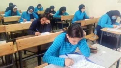الآن.. طلاب أولى ثانوي يؤدون الامتحان الإلكتروني في اللغة الأجنبية الأولى