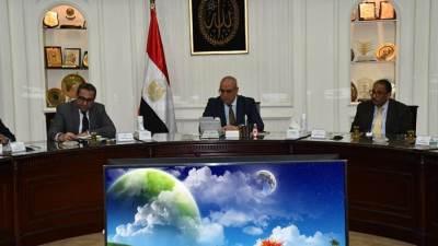 «الجزار» يتابع مع مسئولى شركة المقاولون العرب تنفيذ المشروعات فى مختلف القطاعات