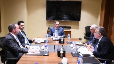 تعزيز التعاون بين قطاع البترول وبيكرهيوز الأمريكية في مجال تحسين كفاءة الطاقة