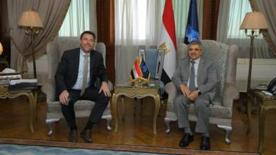 «أسامة ربيع» يبحث التعاون مع رئيس تطوير الأعمال بمنظمة Lloyd's Register