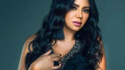 بإطلالة سوداء.. رانيا يوسف تبرز أنوثتها عبر تويتر