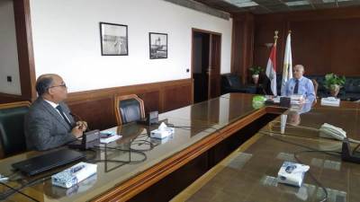 وزير الموارد المائية يستعرض الموقف التنفيذي لمشروع قناطر ديروط الجديدة (صور) 