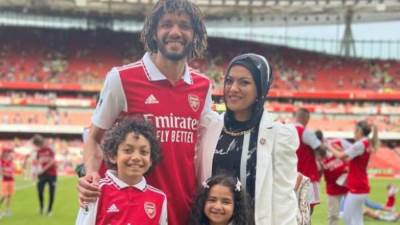 ظهور عائلة النني على ملعب الإمارات بعد نهائي البريميرليج 