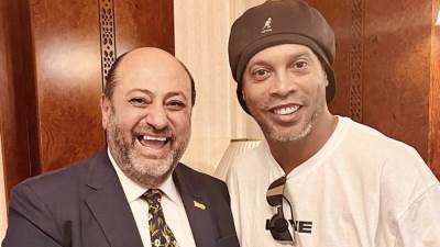 أسطورة البرازيل "رونالدينهو" يصل إلي القاهرة للبدء في زيارته السياحية