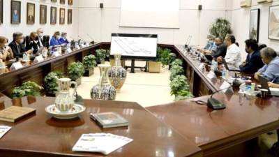 "العناني" يتابع مستجدات أعمال الجرافيك الخاصة بالعرض المتحفي للقاعات الرئيسة بالمتحف المصري