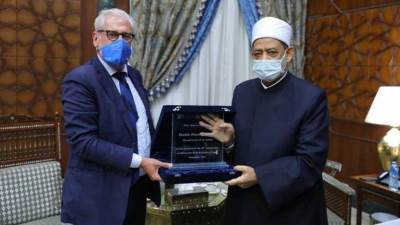 الدولية للهجرة تهدي شيخ الأزهر جائزة " أصدقاء المهاجرين" لدعمه قضايا اللاجئين