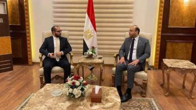 وزير الشباب والرياضة البحريني يصل إلى القاهرة للمشاركة في المجلس الوزاري 