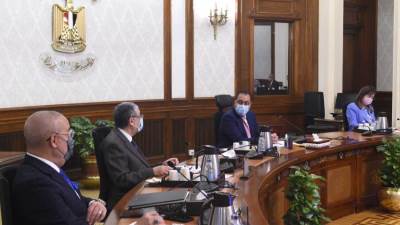 «مدبولي» يتابع خطط التوسع في إقامة مشروعات تحلية مياه البحر