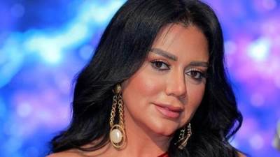 صورة جديدة لـ رانيا يوسف برفقة تمثال محمد علي كلاي في لندن