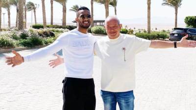 "أغلى زيارة"..نجيب ساويرس يزور محمد رمضان أثناء تصويره بلالين