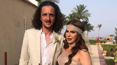 دنيا عبدالعزيز تحتفل بزفافها على شاطئ البحر في نويبع 