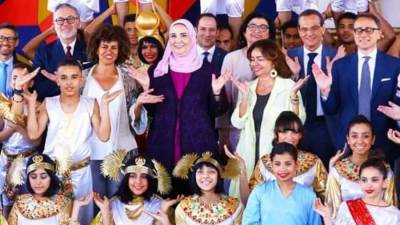 "القباج" ورئيس مجموعة البنوك الدولية يزوران مدرسة تواصل المجتمعية باسطبل عنتر